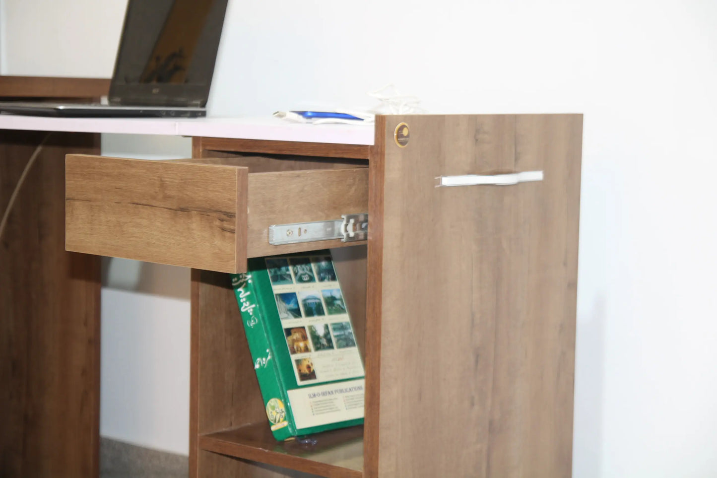 EXPANDABLE WORK STATION - FURNISHCO