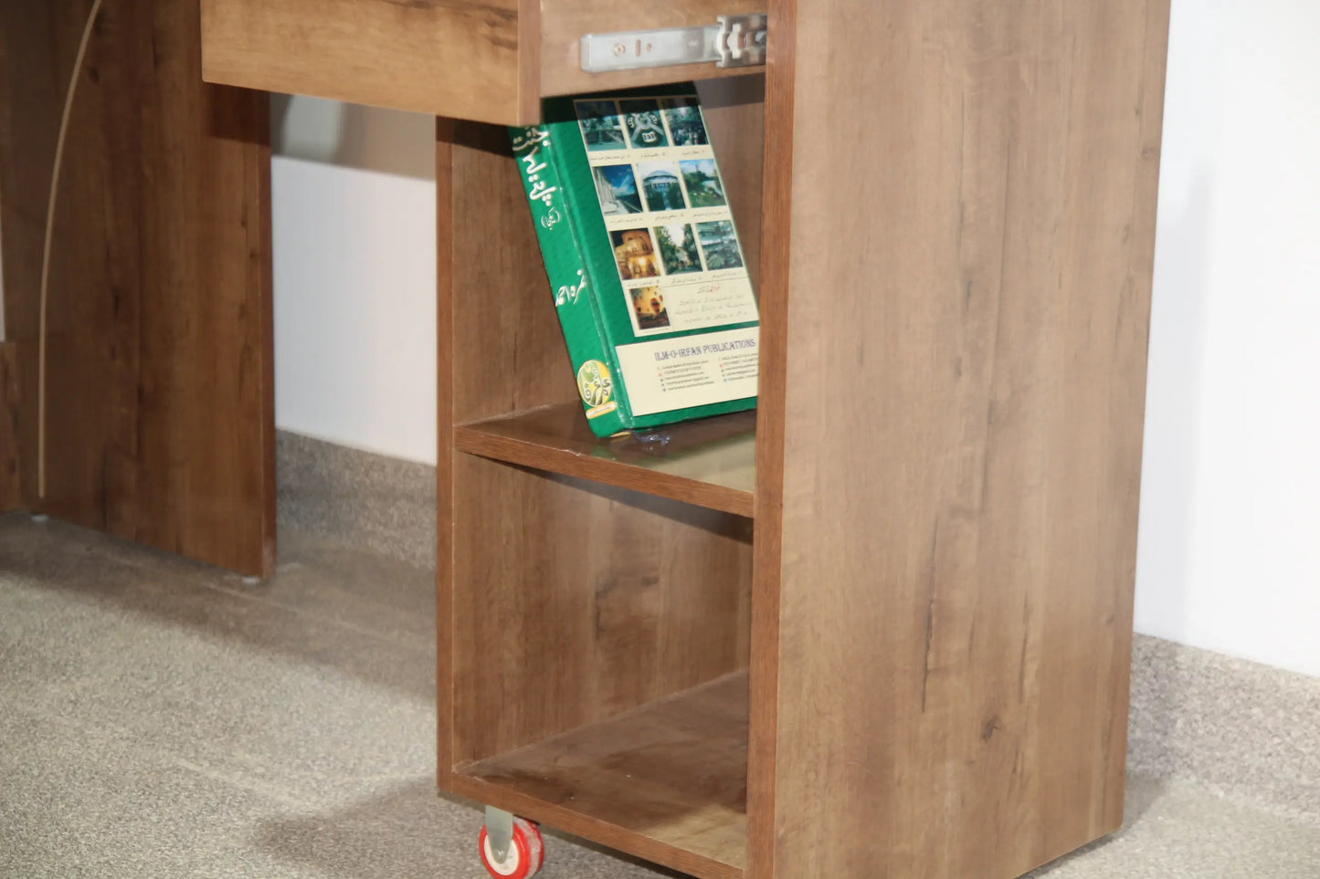 EXPANDABLE WORK STATION - FURNISHCO