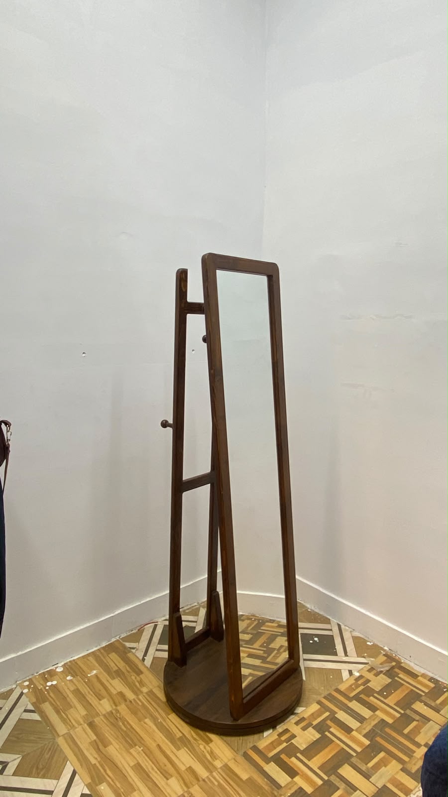 Spinra Rotating Coat Rack with Mirror