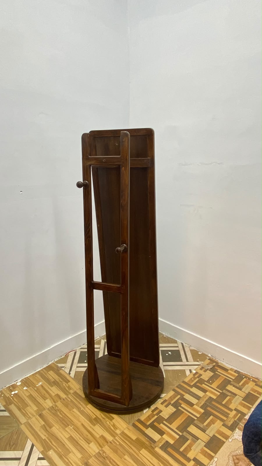 Spinra Rotating Coat Rack with Mirror